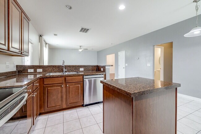 Building Photo - Spacious & Convenient