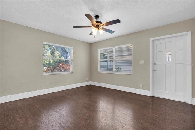 Building Photo - 618 Glenoak St N