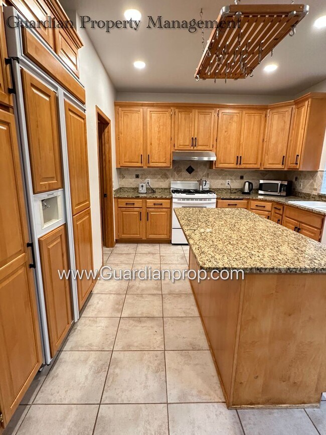 Building Photo - Well Maintained Prior Lake SFH, Large Deck, Fireplace, 2 Car Attached Garage