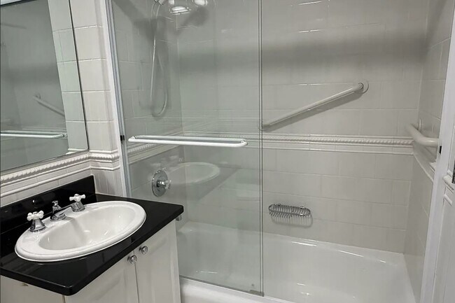 Building Photo - 400 E 90th St