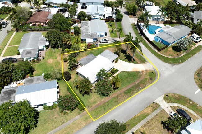 Building Photo - 1452 Crest Dr