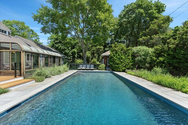 Building Photo - 695 Main St