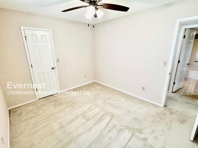 Building Photo - Lovely 2-Bedroom Home with Modern comforts...