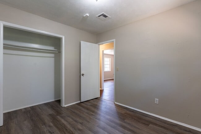 Building Photo - Midwest City Rent to Own!