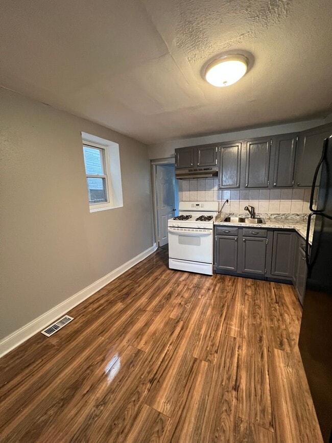 Building Photo - 4BR House Available for Rent!