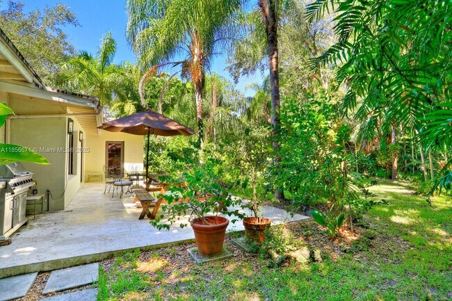 Building Photo - 2035 Tigertail Ave