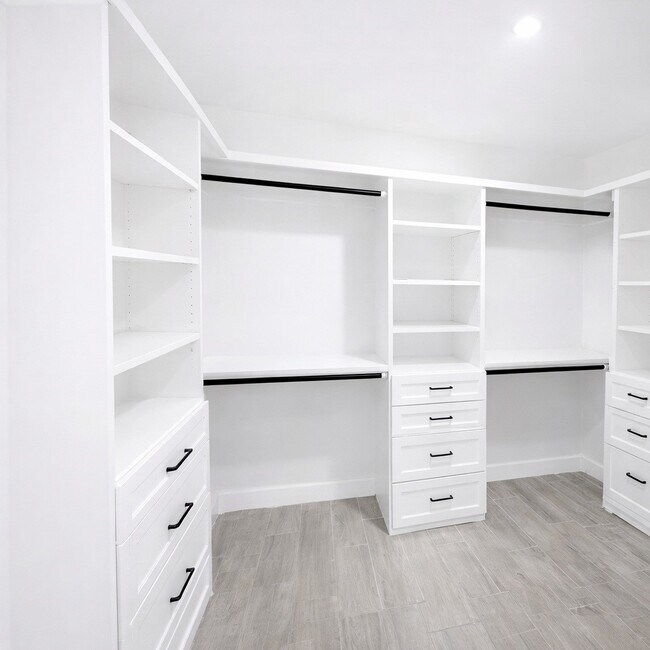 Building Photo - 313 Sycamore St