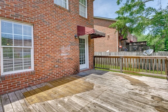 Building Photo - Quiet Neighborhood in a Conveniently Locat...