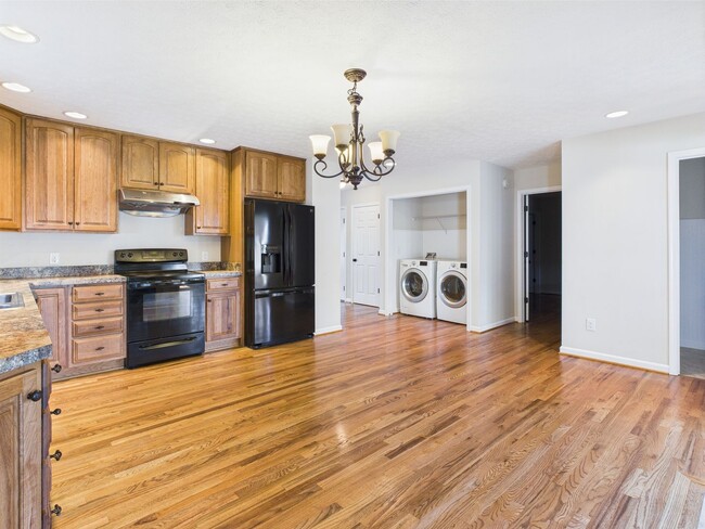 Building Photo - Bright & Spacious 4-Bedroom Home Located i...
