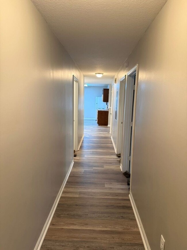 Building Photo - 3 Bed 2 Bath Apartment