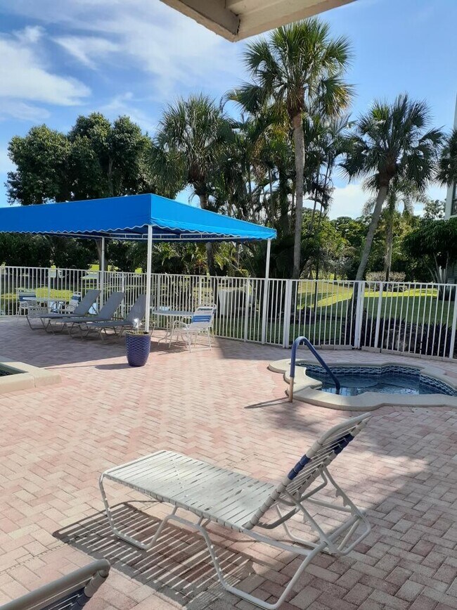 Building Photo - 6562 Boca Del Mar Dr