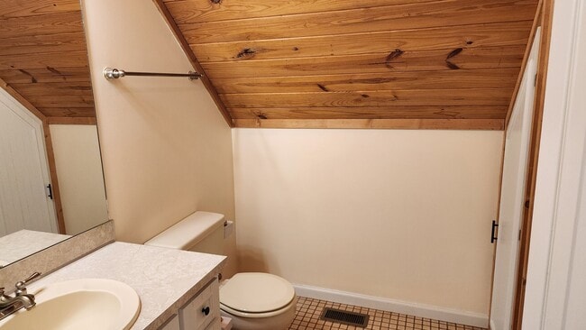 Building Photo - Home Located in Hamilton, Close to Lake Harding!