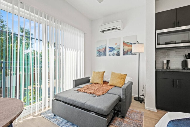 Building Photo - 596 W 9th St