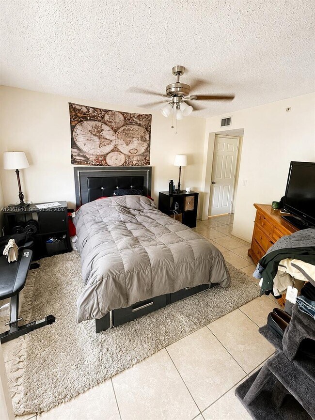Building Photo - 2457 Centergate Dr