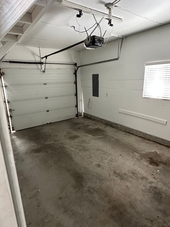 Building Photo - THIS IS A LEASE TAKEOVER, PLEASE CONTACT THE CURRENT TENANT, TANNER @ 801-688-4161 - Cute 3 Bed 1...