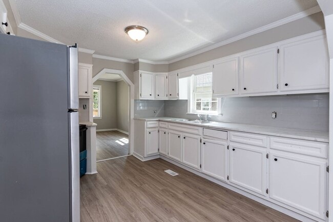 Building Photo - Two Bedroom Home!