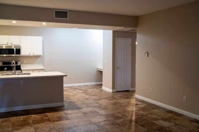 Building Photo - Ground floor spacious 2 Bedroom Condo near pool and gym