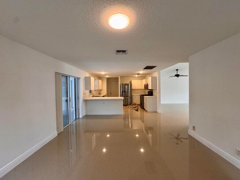 Building Photo - 1132 Hatteras Cir