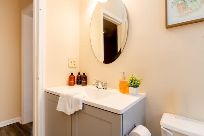 Building Photo - 3912 Crestview Dr