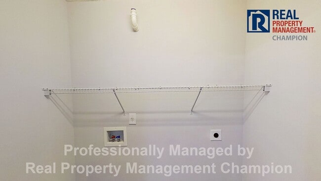 Building Photo - 2 BD/2.5 BA Townhome with Convenient Jacksonville Location