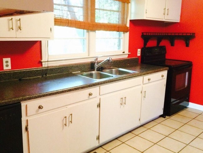 Building Photo - 2BR Home Close to Downtown  Timmons Park