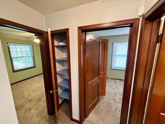 Building Photo - 2 Bed / 1 Bath House with lots of Features...