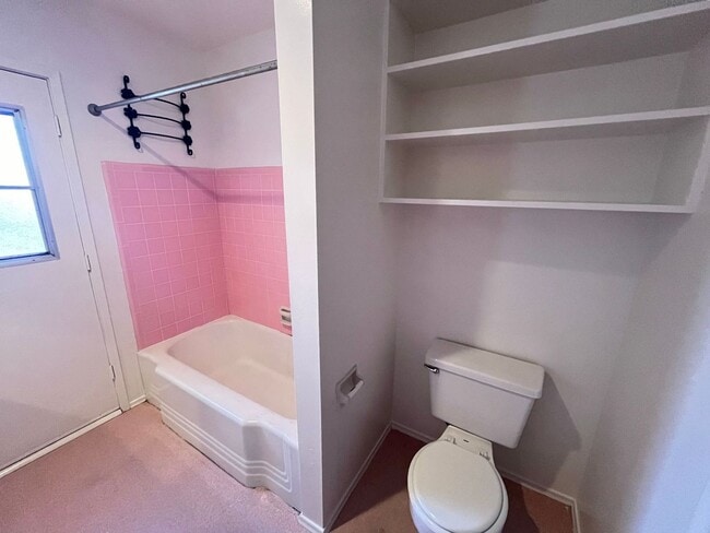 Building Photo - 215 S D St