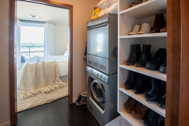 Building Photo - 301 N Neil St