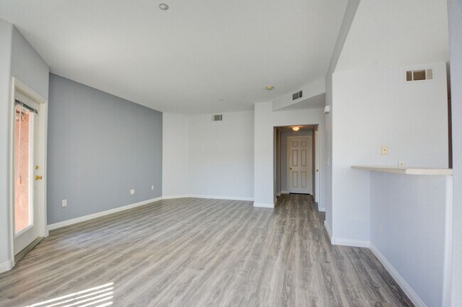 Building Photo - Beautiful / Spacious / Two Bedroom Condo /...