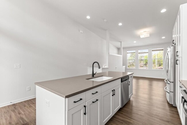 Building Photo - 916 Brees Ct