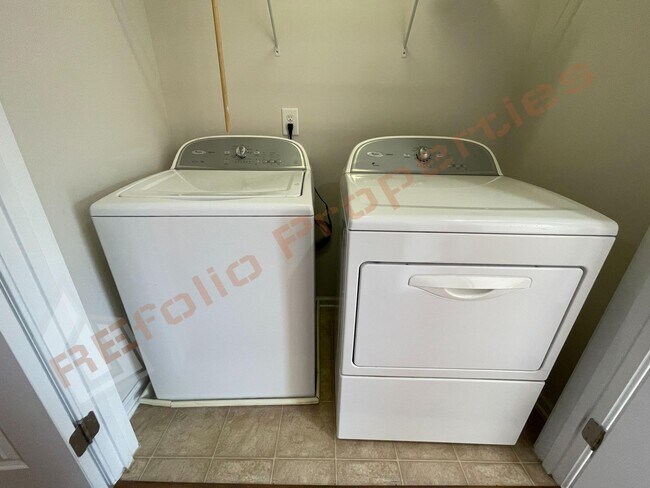 Building Photo - Luxury 3-Story Townhome, No Carpet 4 Bedro...