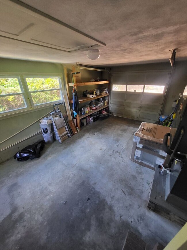Building Photo - 1653 Sheppard Ave