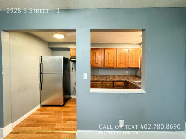 Building Photo - 3 bed 1 bath duplex with garage!