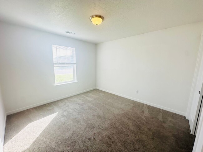 Building Photo - Beautiful Modern Home! Built Just 4 Years ...