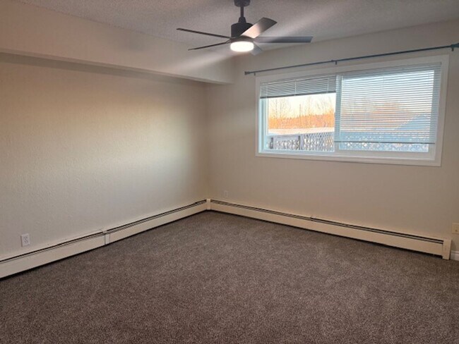 Building Photo - 3 Bedroom Apartment in Jewel Lake w/ Garage and Large Deck!