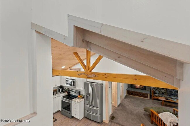 Building Photo - 374 Middle Rd