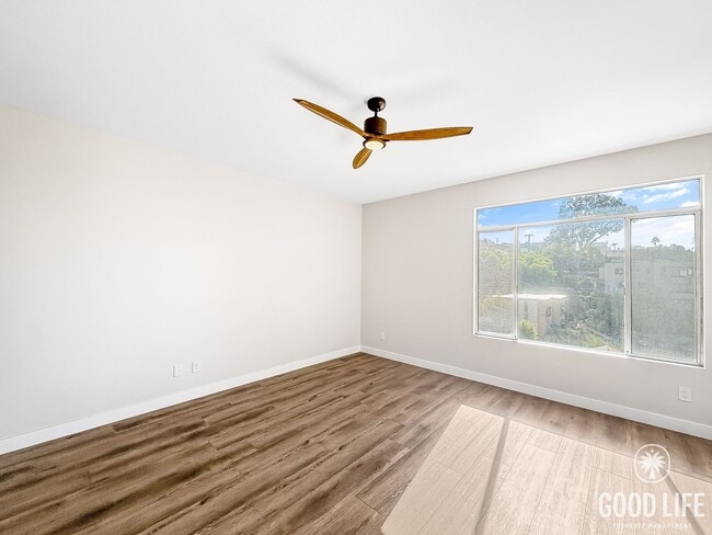 Building Photo - Stunning 2B/2.5BA Townhome in Mission Hill...