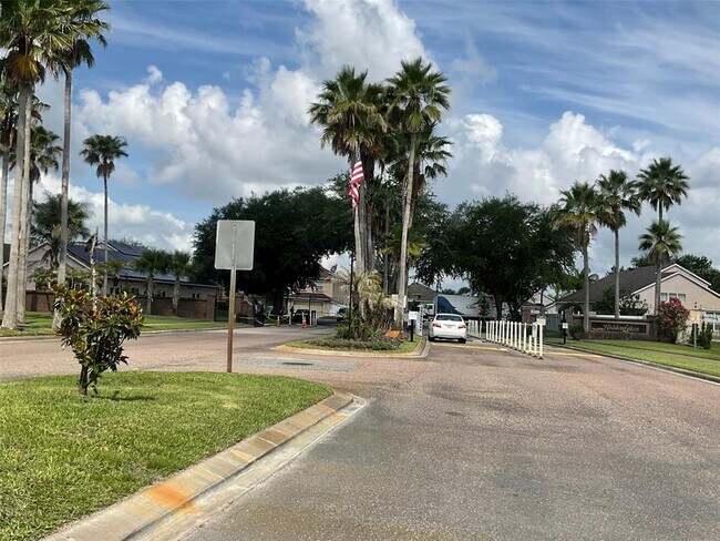 Building Photo - 1318 Lake Biscayne Way
