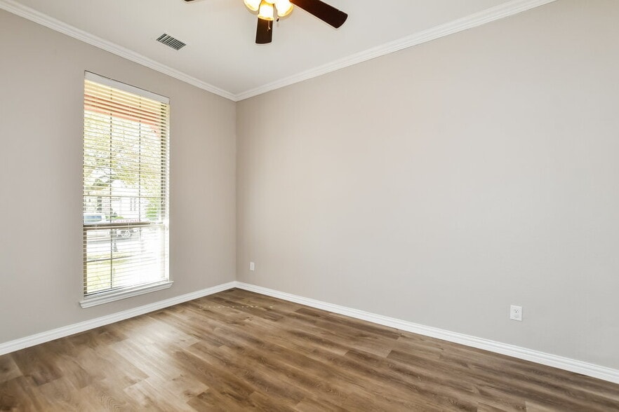 Building Photo - 2813 Independence Dr