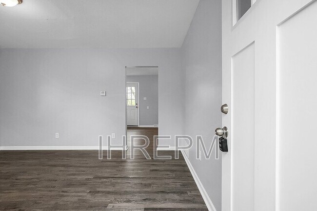 Building Photo - 909 Koebel Ave