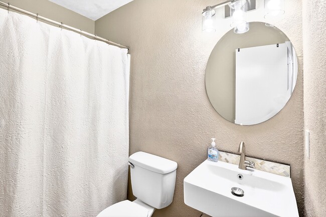 Building Photo - 2230 Howell Ave