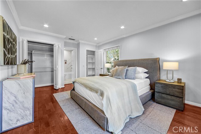 Building Photo - 725 N Doheny Dr