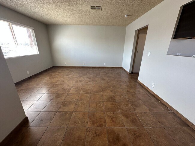 Building Photo - **TWO WEEKS FREE RENT!! ACCEPTS SECTION 8!!** Spacious second floor apartment with large living r...