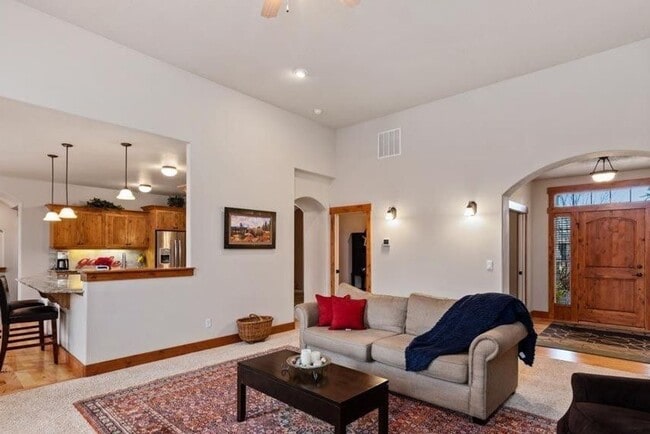 Building Photo - Beautiful 4 bedroom/3 full bath with Large...
