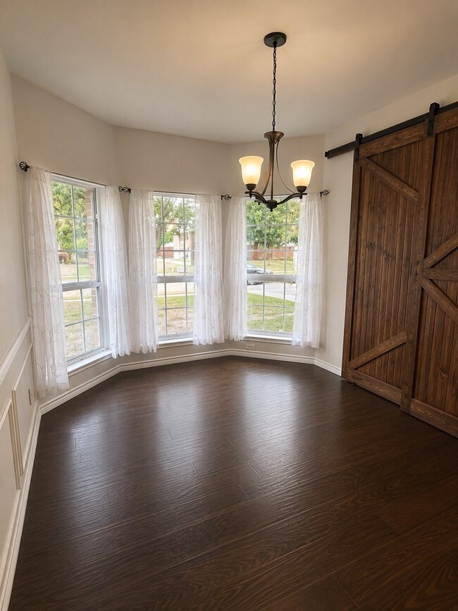 Building Photo - 1622 Lake Travis Dr