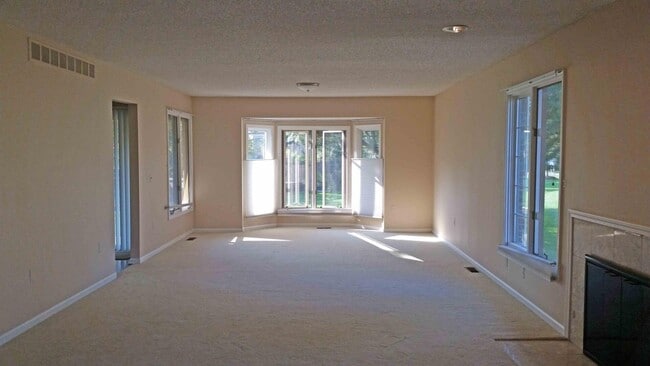 Building Photo - 4749 Bayberry Cir