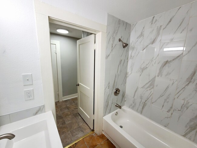 Building Photo - Remodeled 1 Bed, 1 Bath 4-Plex Craftsman A...
