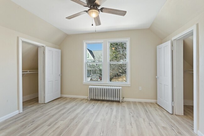 Building Photo - 5 Bedroom Single Family in Brunswick