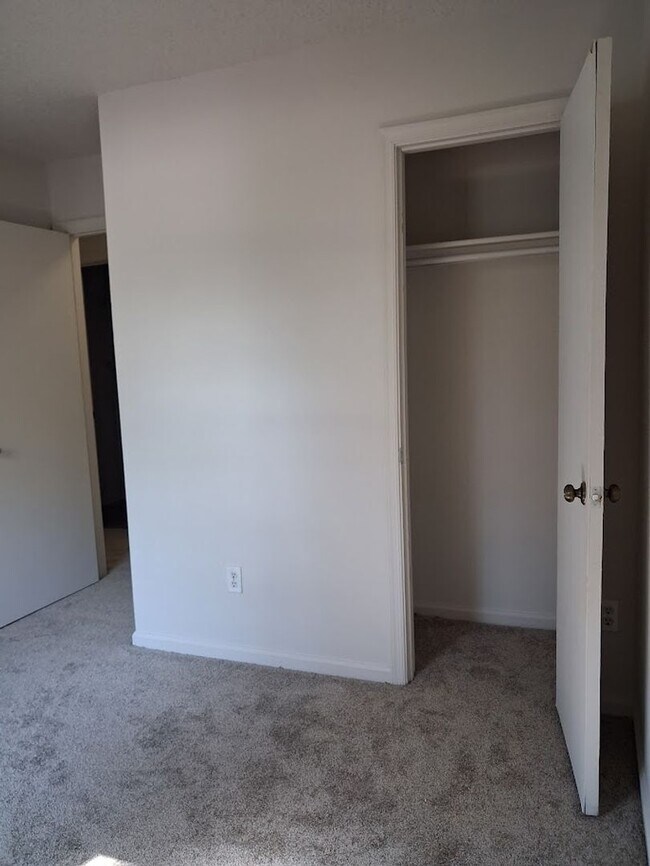 Building Photo - Charming 3BR Townhouse with Fenced Backyard and Community Pool