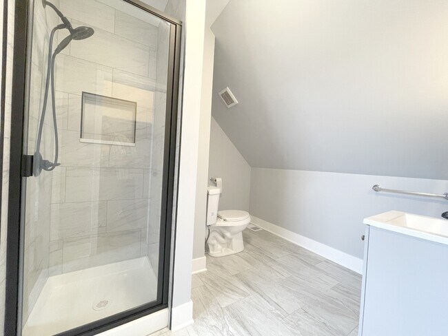 Building Photo - 942 N Elston Ave